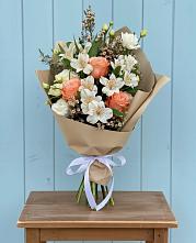 Букет цветов из:  Альстромерии, Лизиантусы, Розы и Хризантемы в Гагино