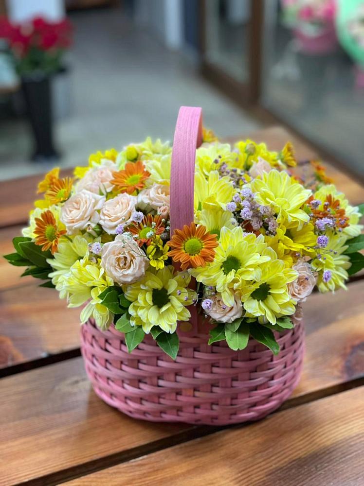 Цветочная композиция из Хризантемы и Розы в корзине в Гагино