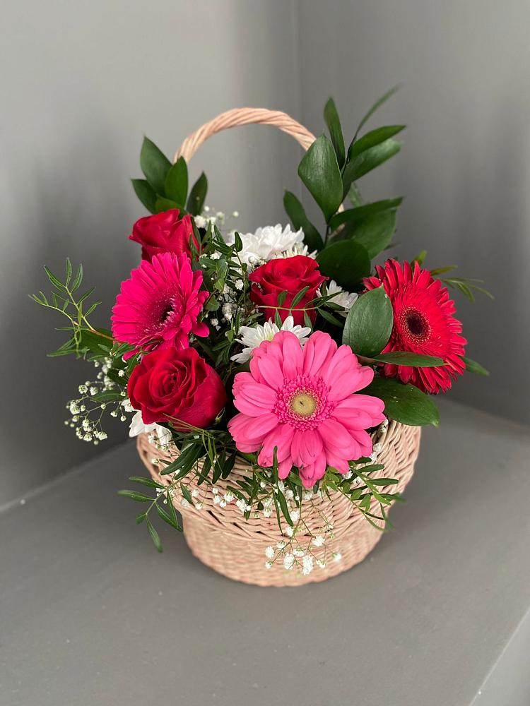 Цветочная композиция из Розы, Хризантемы и Герберы в корзине в Гагино