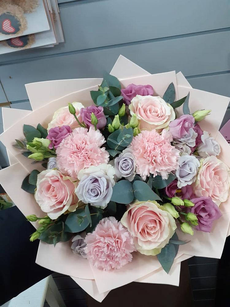 Букет цветов из: Розы, Гвоздики и Лизиантусы в Гагино